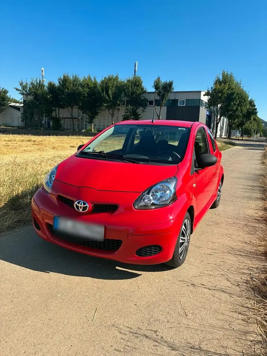 Gebraucht Toyota Aygo 68 PS (50 kW) 2010 Rot Kleinwagen