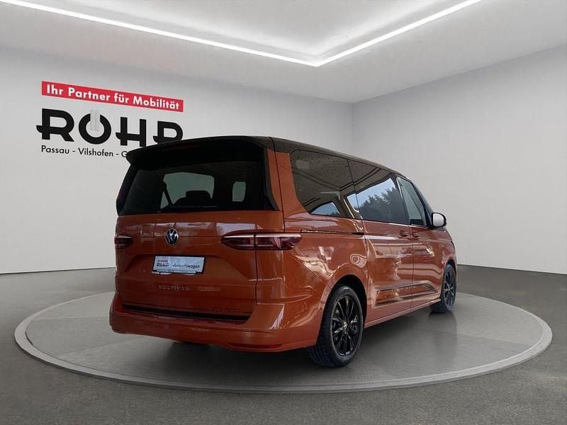 Gebraucht VW Multivan Life 204 PS (150 kW) 2023 Energetic orange metallic Van