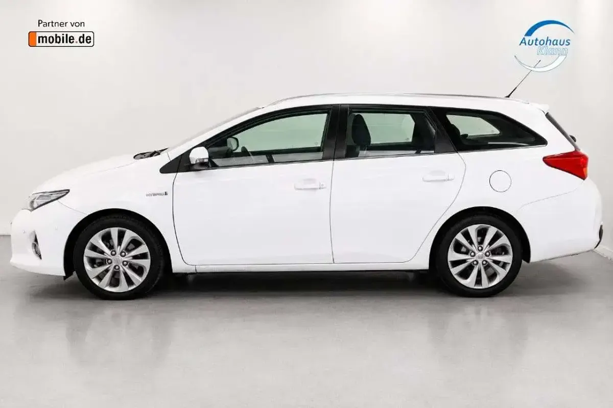 Gebraucht Toyota Auris Hybrid Executive 136 PS (100 kW) 2014 Super white Kombi