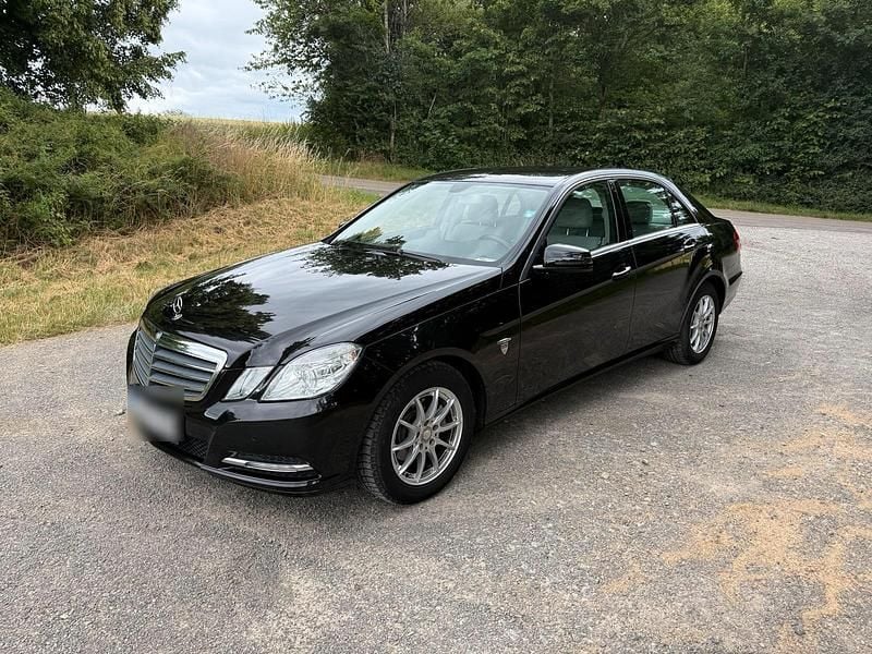 Schwarz Gebraucht 2012 Mercedes E200 Limousine | 10.450 € - Bild 1/4