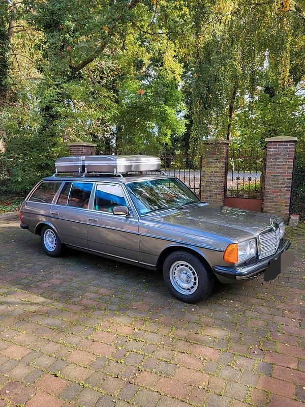 Grau Gebraucht 1984 Mercedes 300 Kombi | 36.999 € - Bild 1/4
