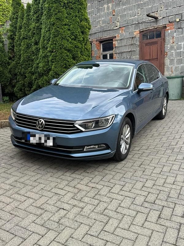 Blau Gebraucht 2016 VW Passat Comfortline Limousine | 15.200 € (Teuer) - Bild 1/4