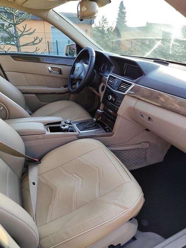 Gebraucht Mercedes E220 136 PS (100 kW) 2009 Beige Limousine