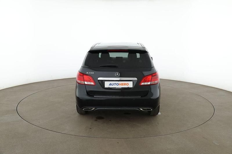 Usado Mercedes B200 Urban 156 HP (114 kW) 2017 Preto Monovolume