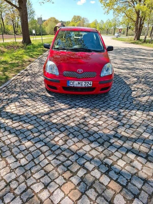 Rot Gebraucht 2003 Toyota Yaris Kleinwagen | 990 € (Guter Preis) - Bild 1/4
