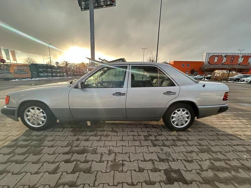 Gebraucht Mercedes 300 109 PS (80 kW) 1992 Silber Limousine