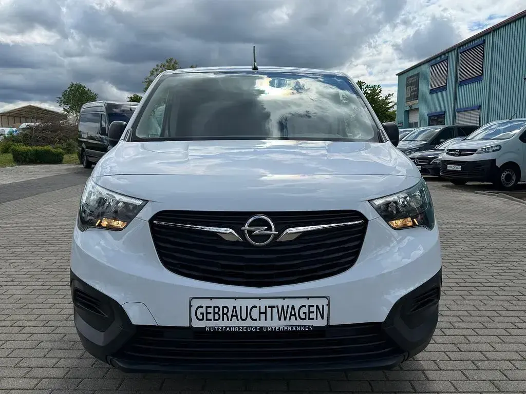 Używany Opel Combo Edition 140 KM (102 kW) 2022 Biały Minivan