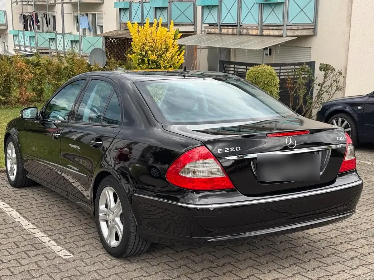 Gebraucht Mercedes E220 Avantgarde 170 PS (125 kW) 2008 Schwarz Limousine