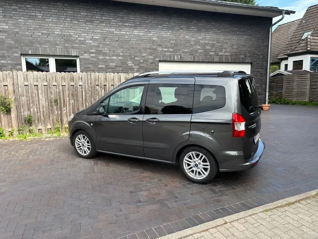Gebraucht Ford Tourneo Courier Titanium 101 PS (74 kW) 2015 Grau Van / Kleinbus
