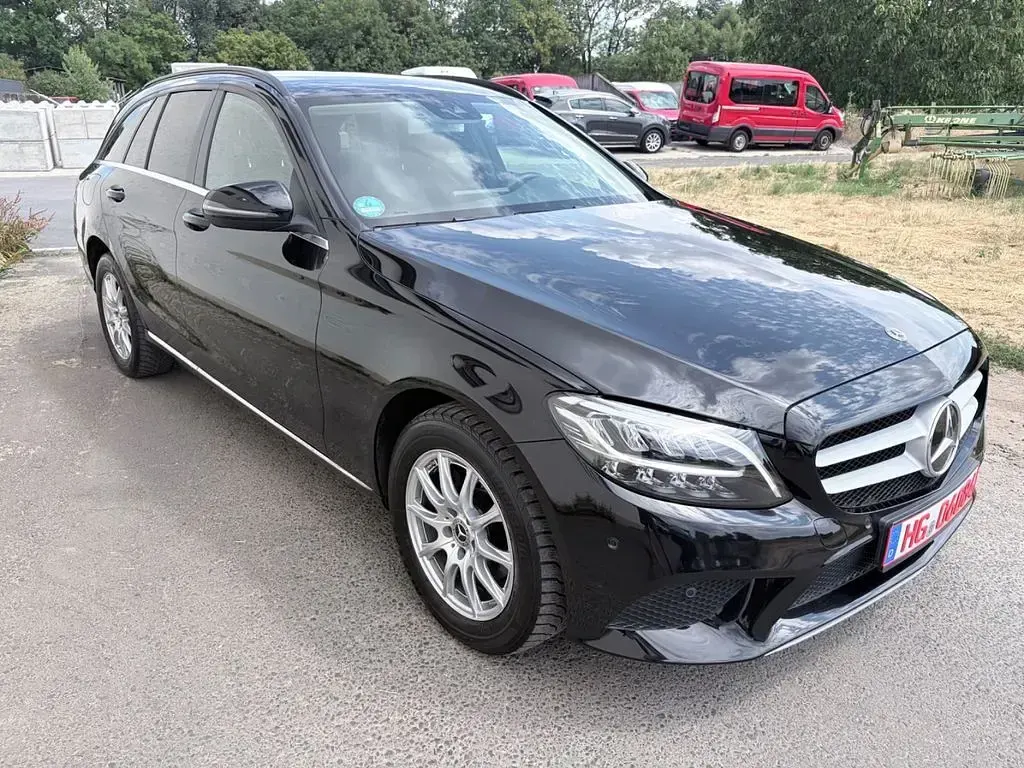 Gebraucht Mercedes C180 122 PS (89 kW) 2020 Schwarz Limousine