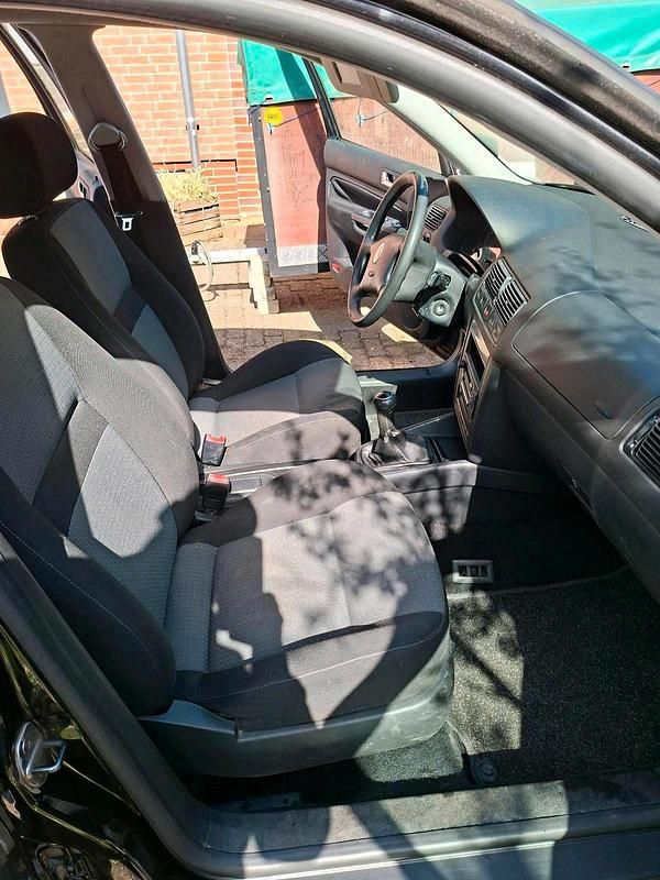 Second-hand VW Golf IV 101 CP (74 kW) 2004 Negru Break