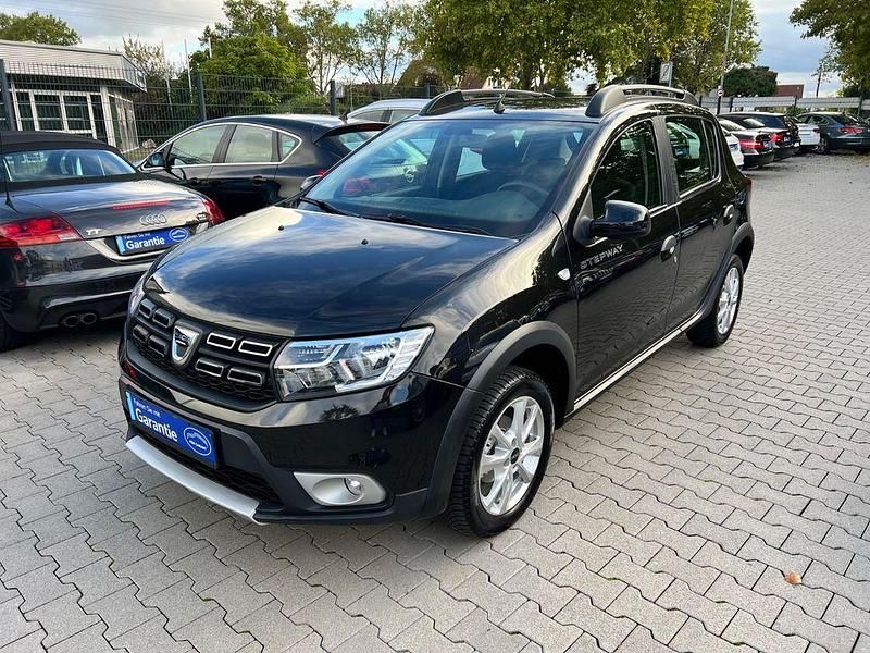 Schwarz Gebraucht 2020 Dacia Sandero Celebration Kleinwagen | 12.499 € (Fairer Preis) - Bild 1/4