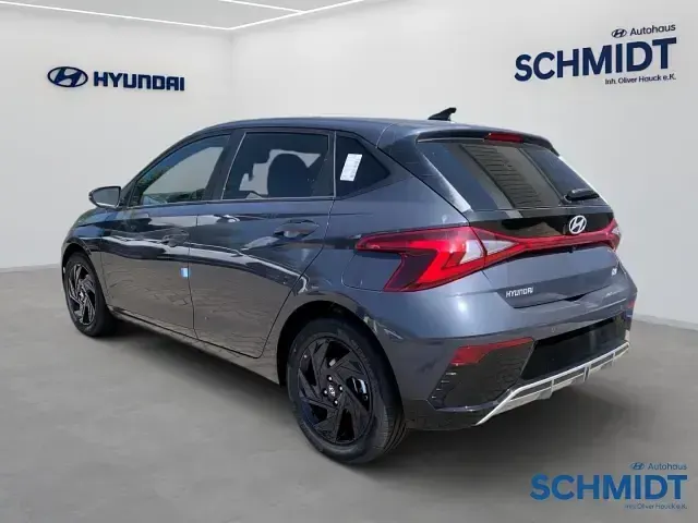 Neu Hyundai i20 Blackline 90 PS (66 kW) 2026 Grau Kleinwagen