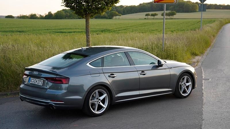 Grau Gebraucht 2018 Audi A5 Sportback Sport Limousine | 28.500 € (Etwas zu teuer) - Bild 1/4