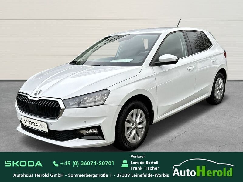 Weiß (moonweiss perleffekt) met. weiß (moonweiss perleffekt) met. Gebraucht 2023 Skoda Fabia Style Limousine | 20.890 € (Etwas zu teuer) - Bild 1/4