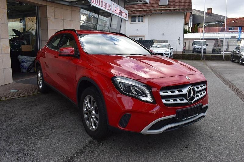 Rot Gebraucht 2017 Mercedes GLA200 Urban SUV | 19.900 € (Fairer Preis) - Bild 1/4