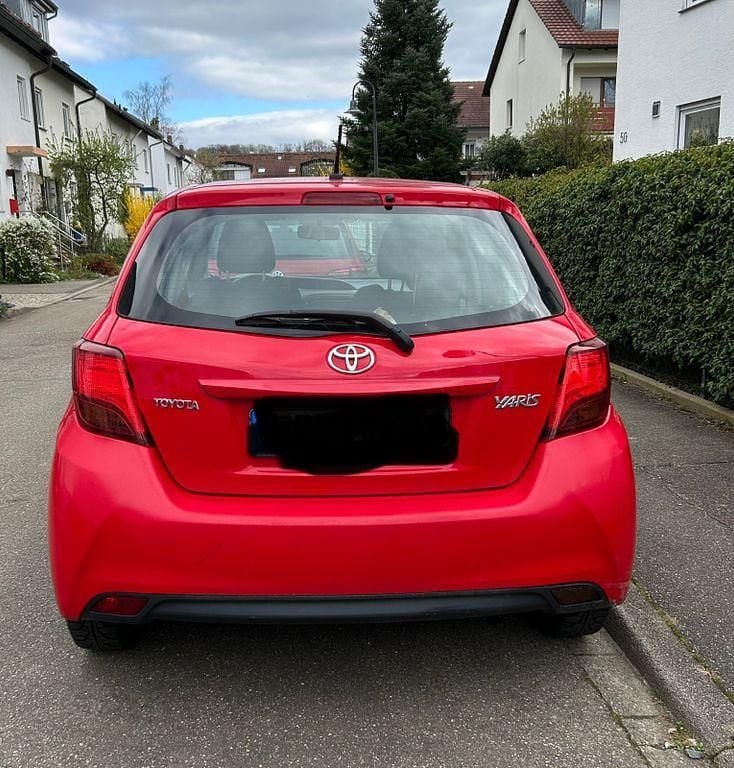 Gebraucht Toyota Yaris 69 PS (50 kW) 2015 Rot Kleinwagen