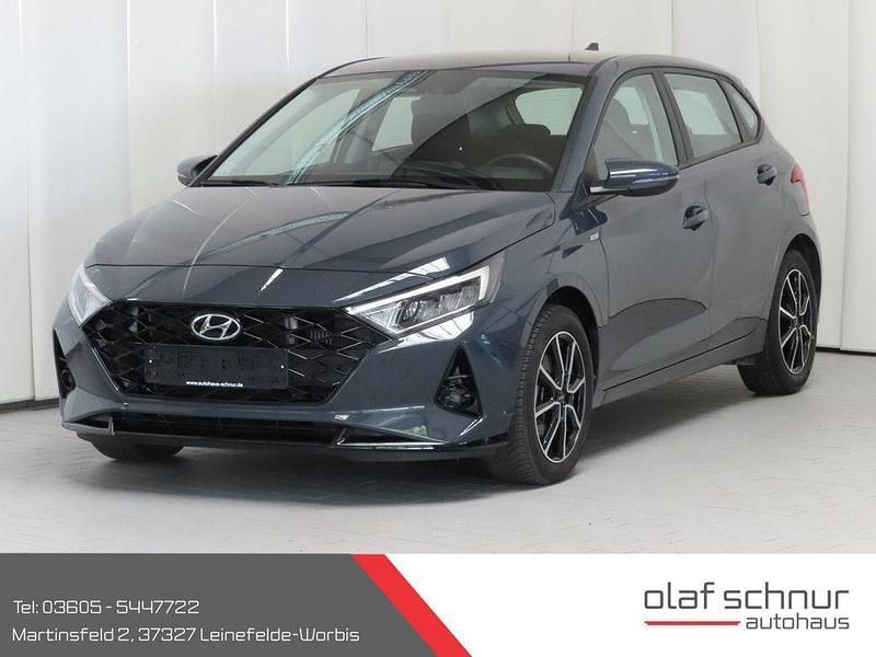 Grau Gebraucht 2023 Hyundai i20 Trend Limousine | 16.850 € (Fairer Preis) - Bild 1/4