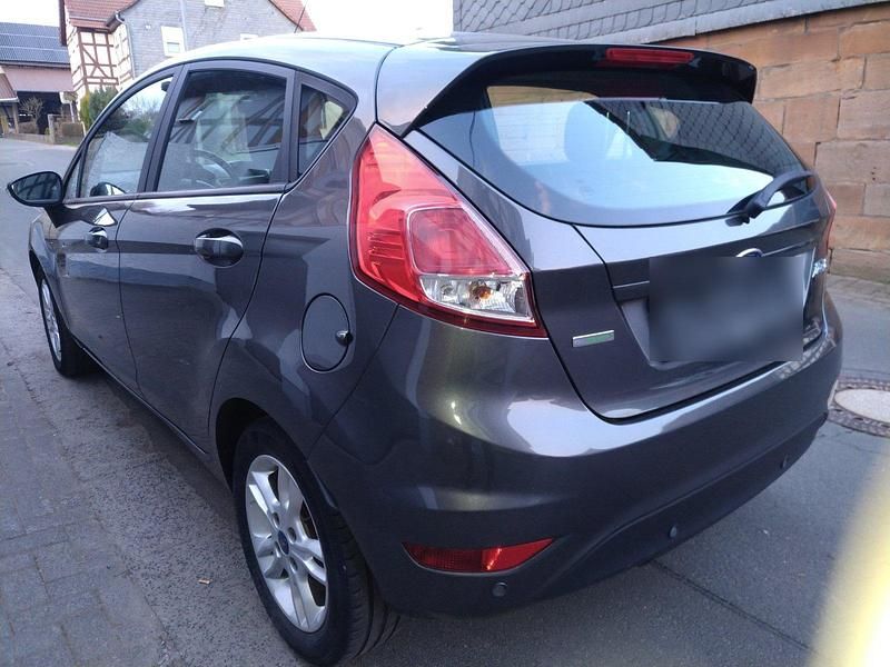 Gebraucht Ford Fiesta 101 PS (74 kW) 2015 Grau Kleinwagen