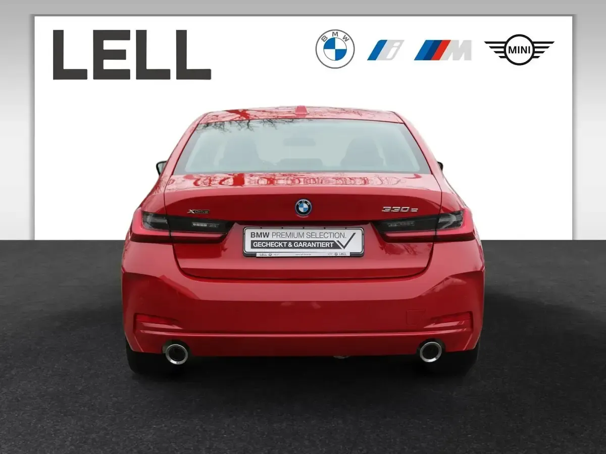 Gebraucht BMW 330e 184 PS (135 kW) 2024 Rot Limousine