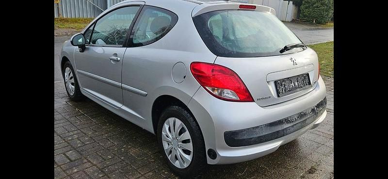 Gebraucht Peugeot 207 73 PS (53 kW) 2010 Silber Limousine