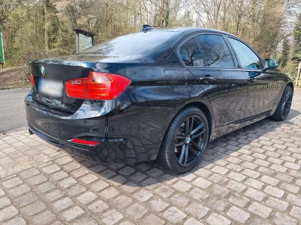 Gebraucht BMW 318 Sport Line 143 PS (105 kW) 2013 Schwarz Limousine