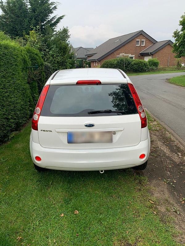 Gebraucht Ford Fiesta Ambiente 60 PS (44 kW) 2006 Weiß Kleinwagen
