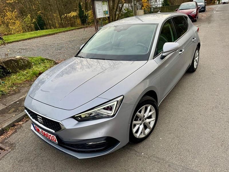 Gebraucht Seat Leon Style 131 PS (96 kW) 2022 Silber Limousine
