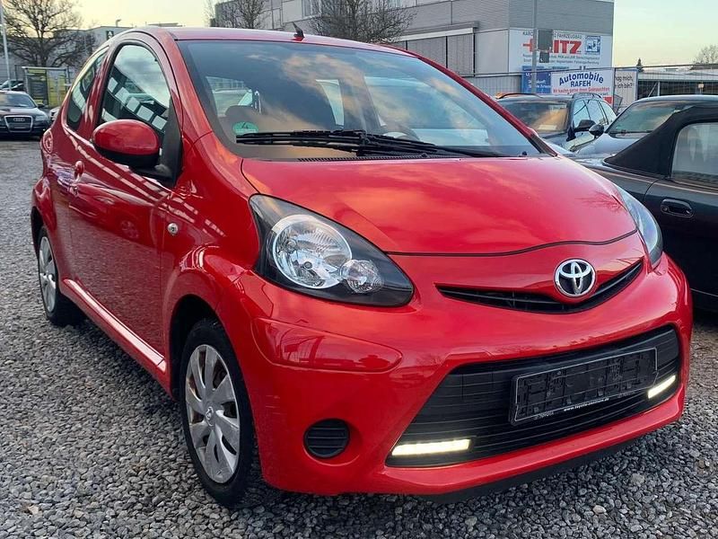 Gebraucht Toyota Aygo 68 PS (50 kW) 2012 Rot Kleinwagen