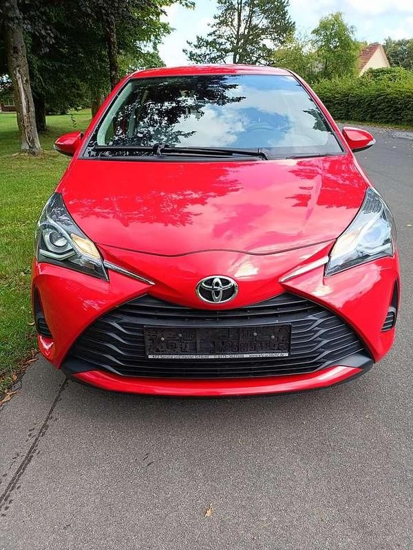 Rot Gebraucht 2017 Toyota Yaris Comfort Kleinwagen | 11.750 € (Fairer Preis) - Bild 1/4