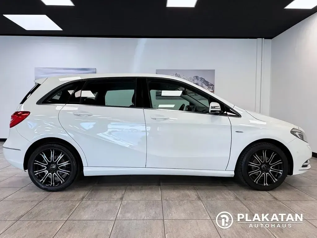 Gebraucht Mercedes B180 122 PS (89 kW) 2012 Weiß Van / Kleinbus