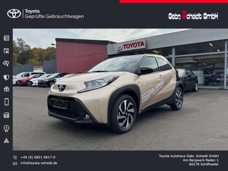 Ginger beige (4u9)/ black mica Neu 2025 Toyota Aygo Kleinwagen | 19.480 € - Bild 1/4