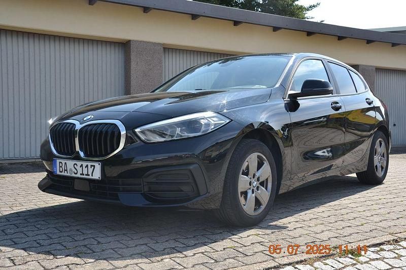 Schwarz Gebraucht 2022 BMW 118 Kleinwagen | 14.863 € (Superpreis) - Bild 1/4