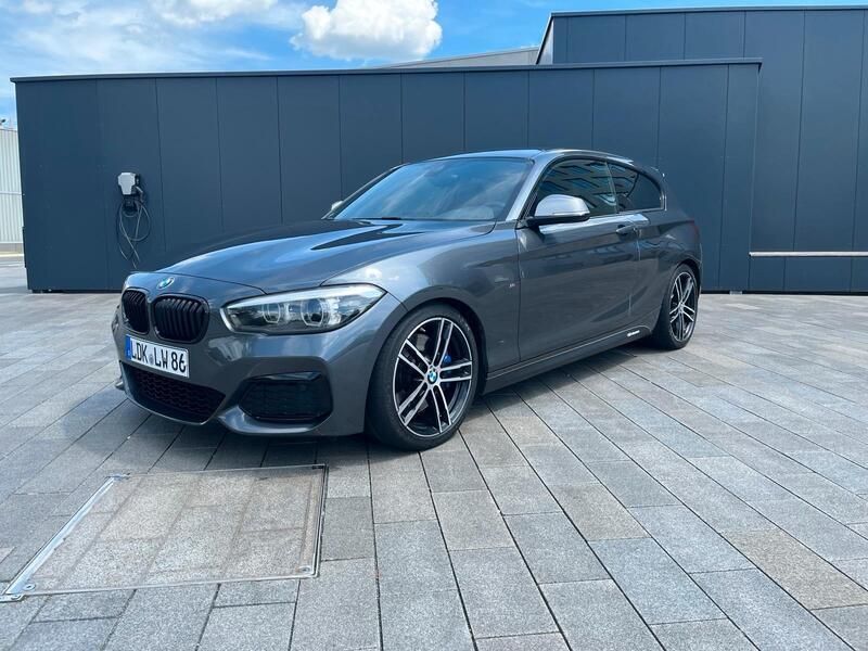 Grau Gebraucht 2018 BMW M140 M Sport Limousine | 29.500 € - Bild 1/4