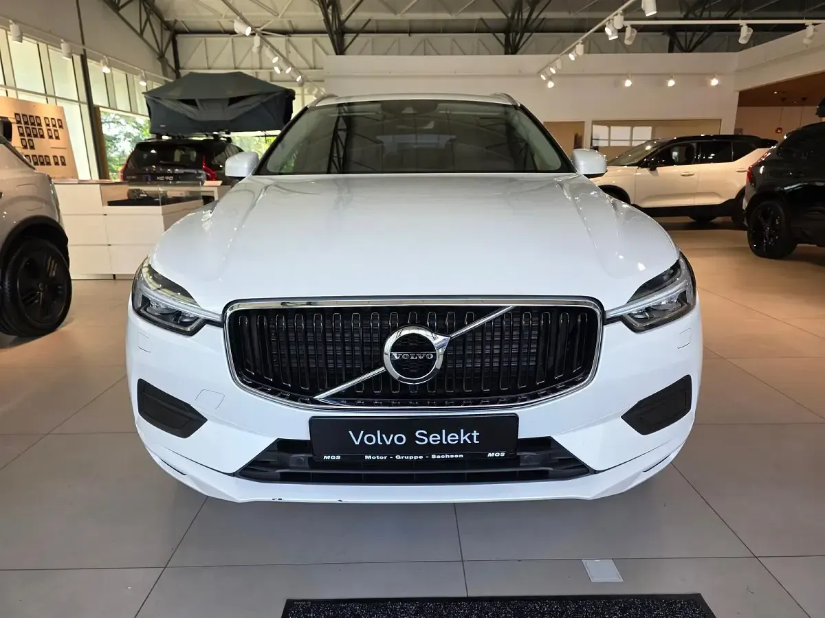 Gebraucht Volvo XC60 Momentum 197 PS (144 kW) 2021 Crystal white / metallic SUV