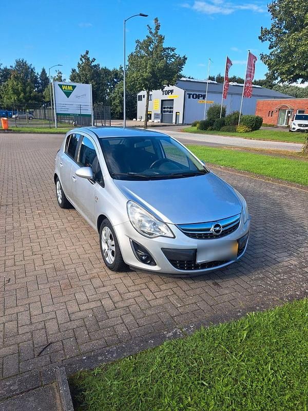 Grau Gebraucht 2011 Opel Corsa Color Edition Kleinwagen | 2.600 € (Fairer Preis) - Bild 1/4