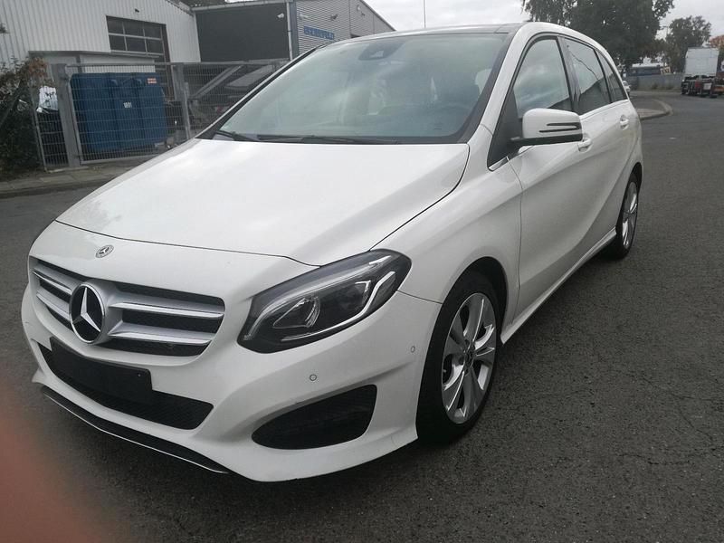 Weiß Gebraucht 2019 Mercedes B200 Van / Kleinbus | 6.999 € - Bild 1/4