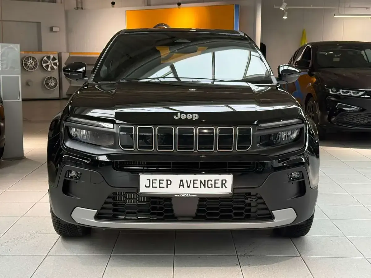 Neu Jeep Avenger Altitude 110 PS (80 kW) 2026 Volcano black SUV