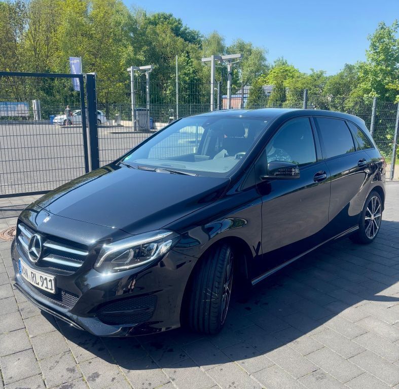 Schwarz Gebraucht 2015 Mercedes B250 Urban Van / Kleinbus | 16.100 € (Fairer Preis) - Bild 1/4