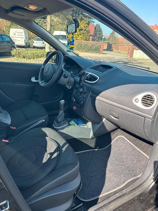 Gebraucht Renault Clio II 60 PS (44 kW) 2011 Schwarz Kleinwagen