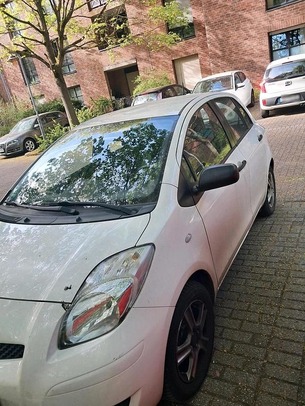 Gebraucht Toyota Yaris 69 PS (50 kW) 2010 Weiß Kleinwagen