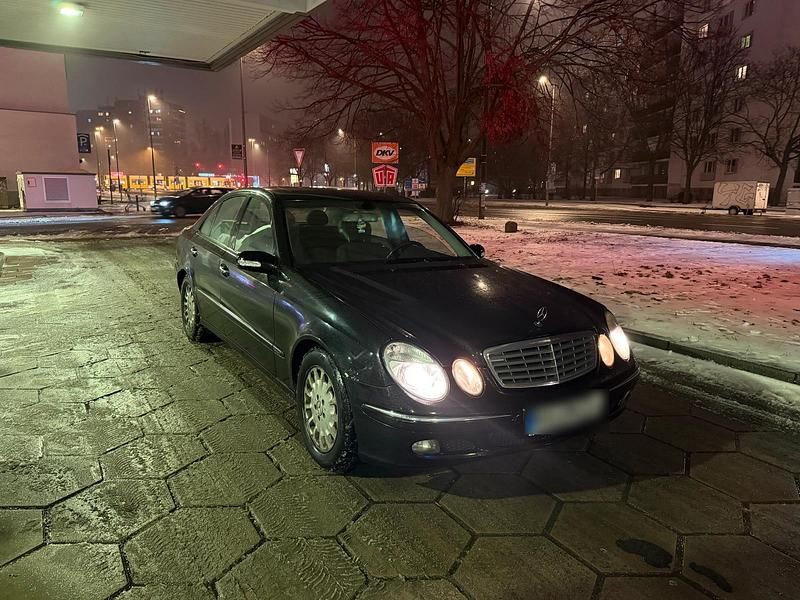 Schwarz Gebraucht 2005 Mercedes E200 Limousine | 2.150 € (Superpreis) - Bild 1/3