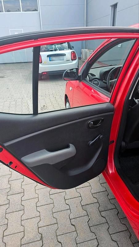 Gebraucht Hyundai i10 69 PS (50 kW) 2011 Rot Kleinwagen