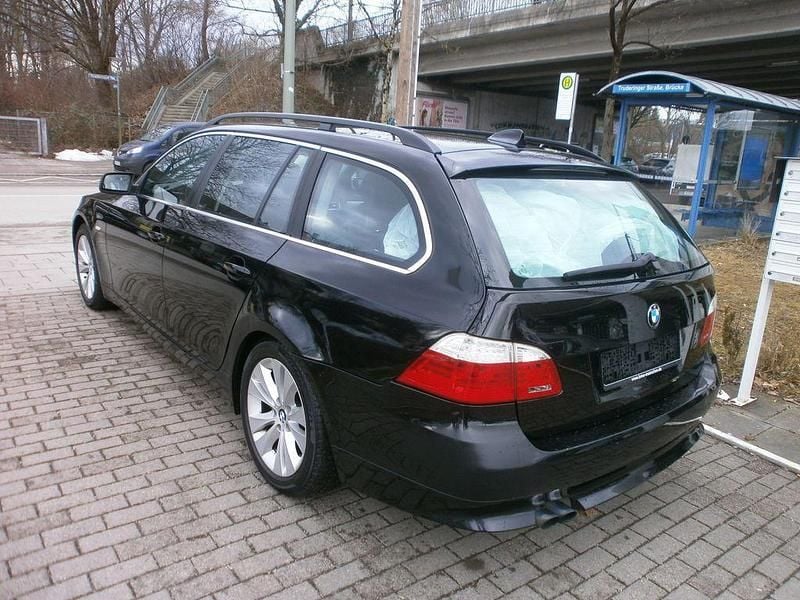 Gebraucht BMW 523 190 PS (139 kW) 2008 Schwarz Kombi