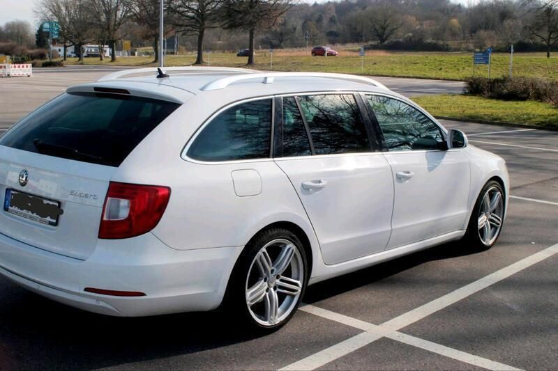 Weiß Gebraucht 2011 Skoda Superb Kombi | 7.400 € (Teuer) - Bild 1/4