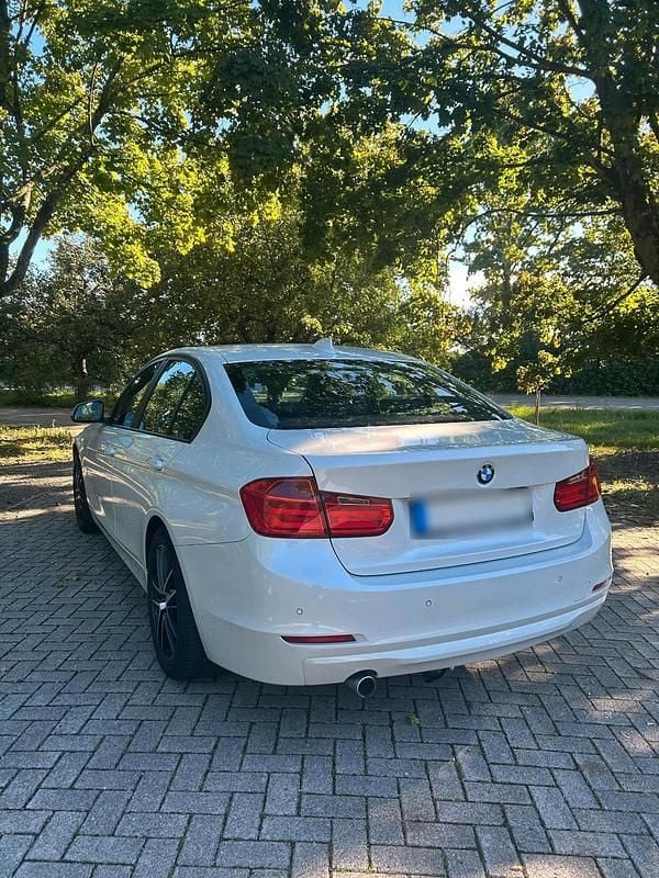 Gebraucht BMW 320 184 PS (135 kW) 2013 Weiß Limousine