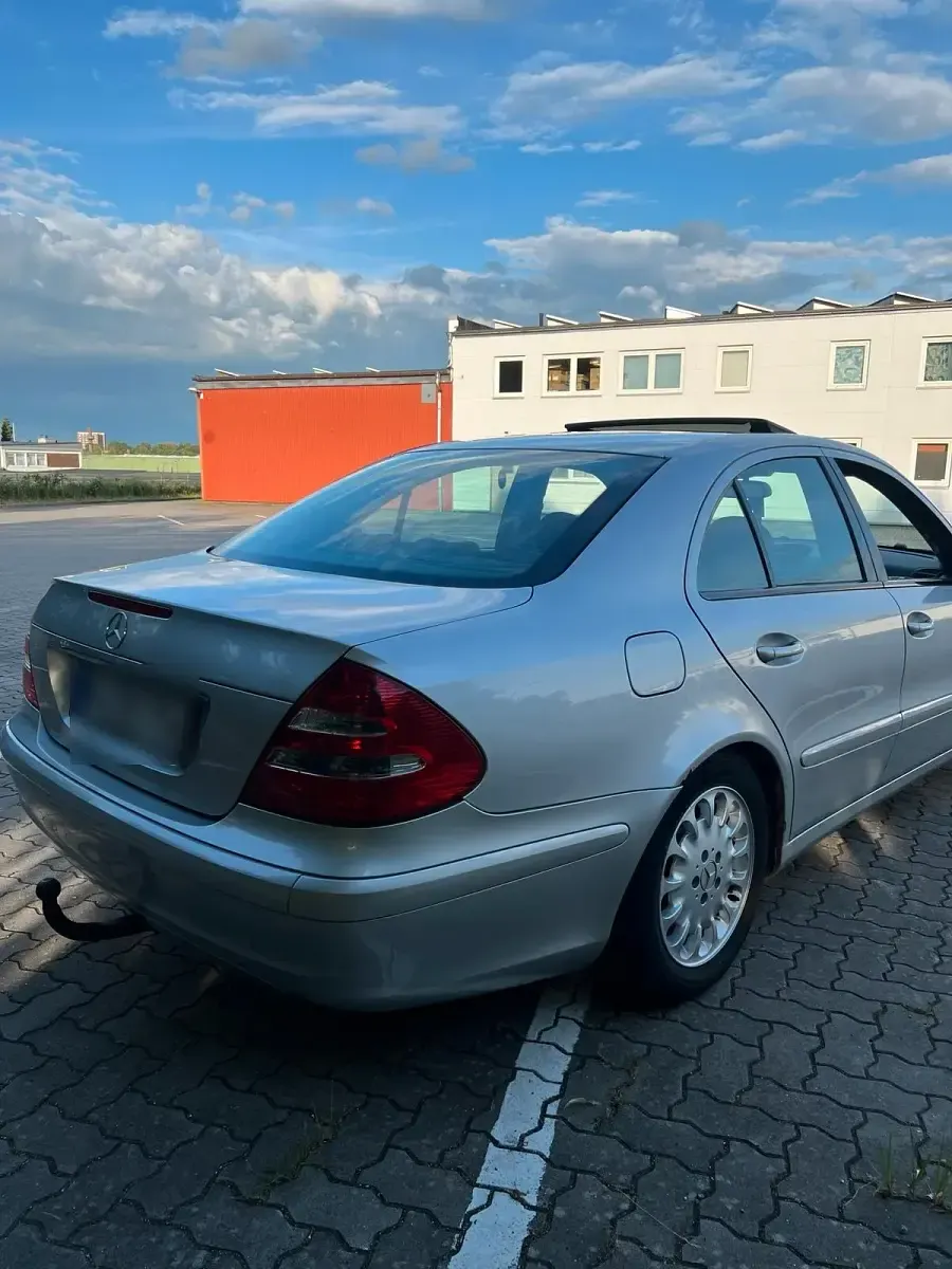 Gebraucht Mercedes E220 150 PS (110 kW) 2002 Silber Limousine