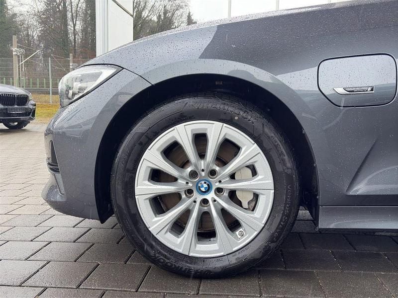 Gebraucht BMW 330e Advantage 292 PS (214 kW) 2021 Mineralgrau metallic Kombi