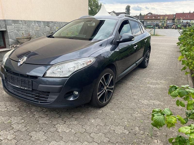 Grau Gebraucht 2010 Renault Mégane III Dynamique Limousine | 2.600 € (Guter Preis) - Bild 1/4