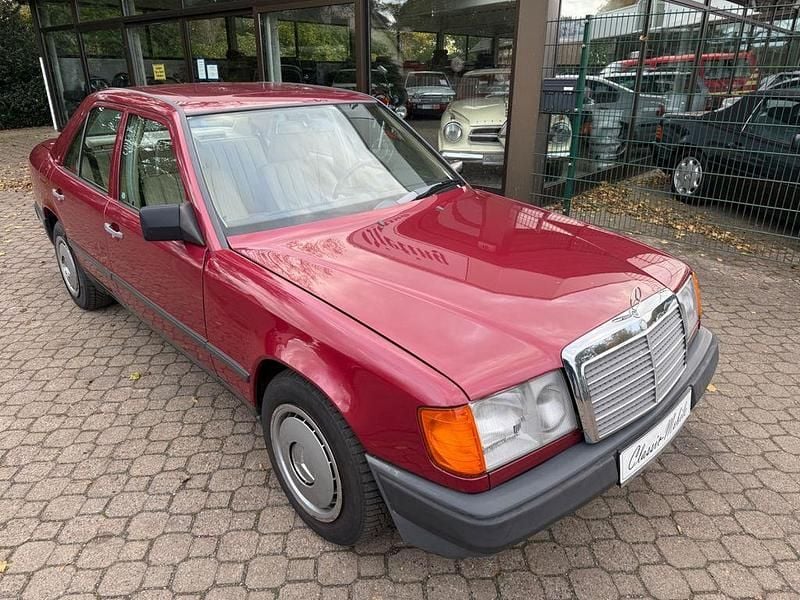 Rot Gebraucht 1988 Mercedes E230 Limousine | 3.950 € - Bild 1/4